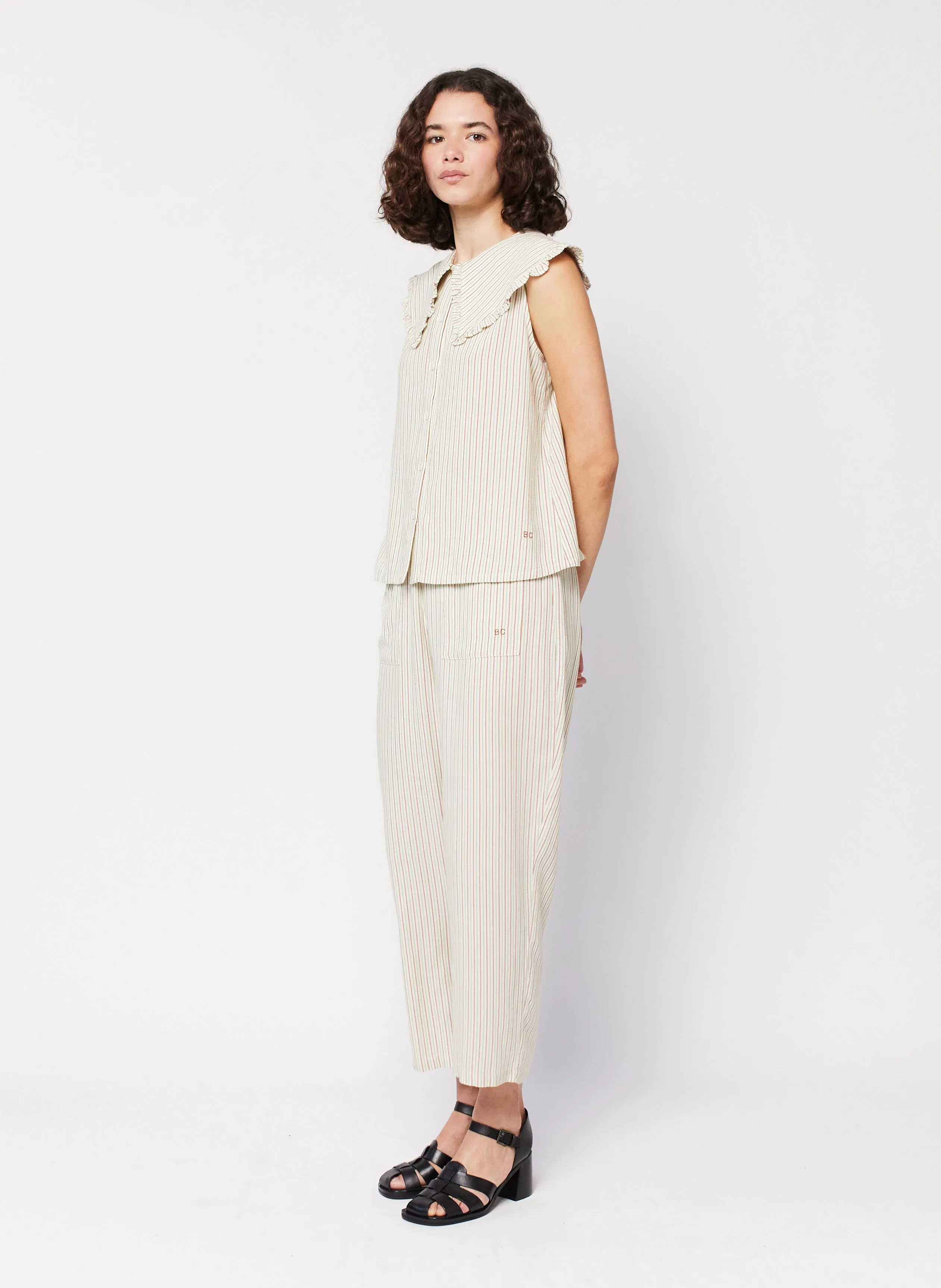 Pantalón ancho de rayas en blanco