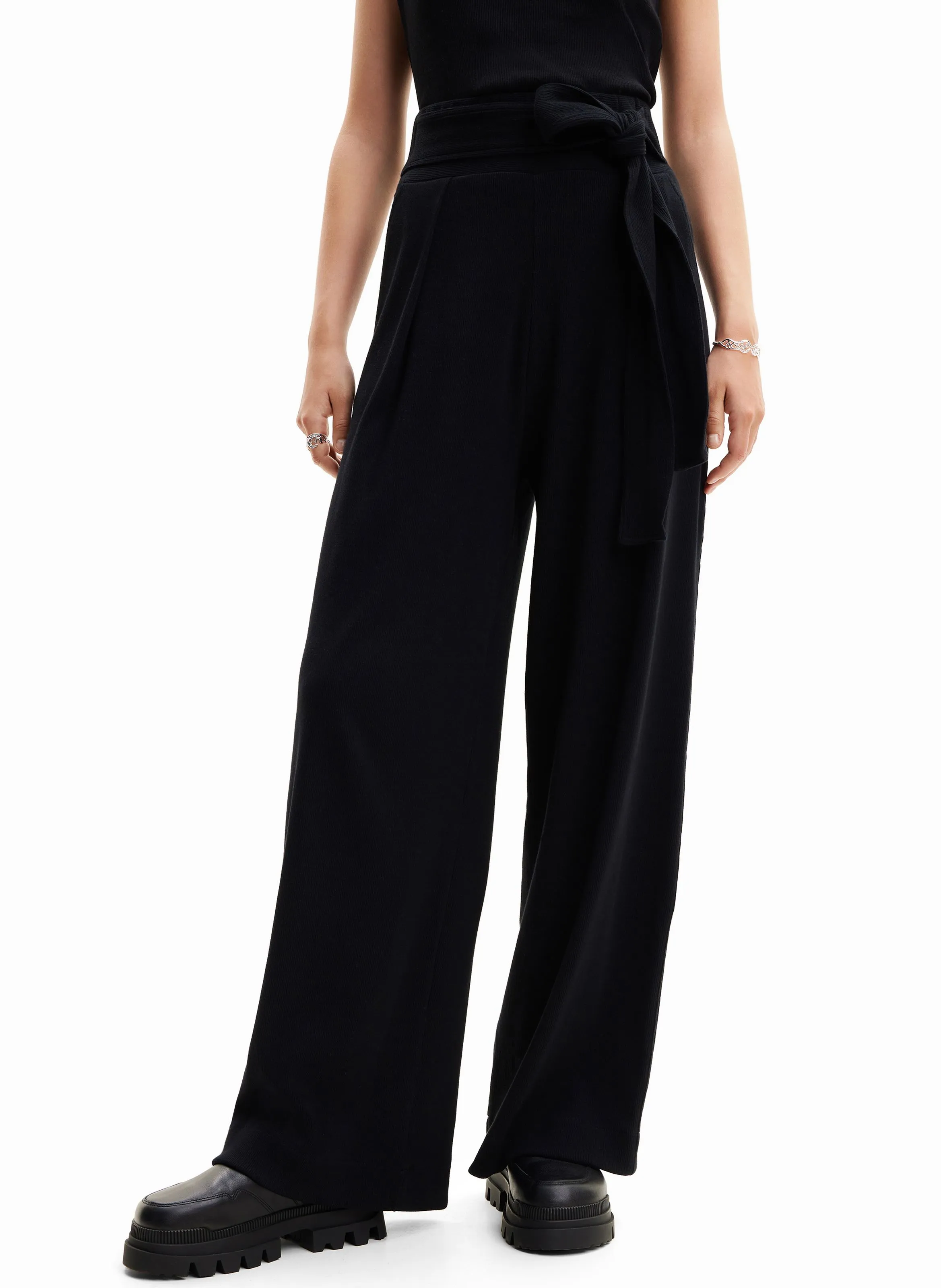 Pantalón ancho de tiro alto en negro