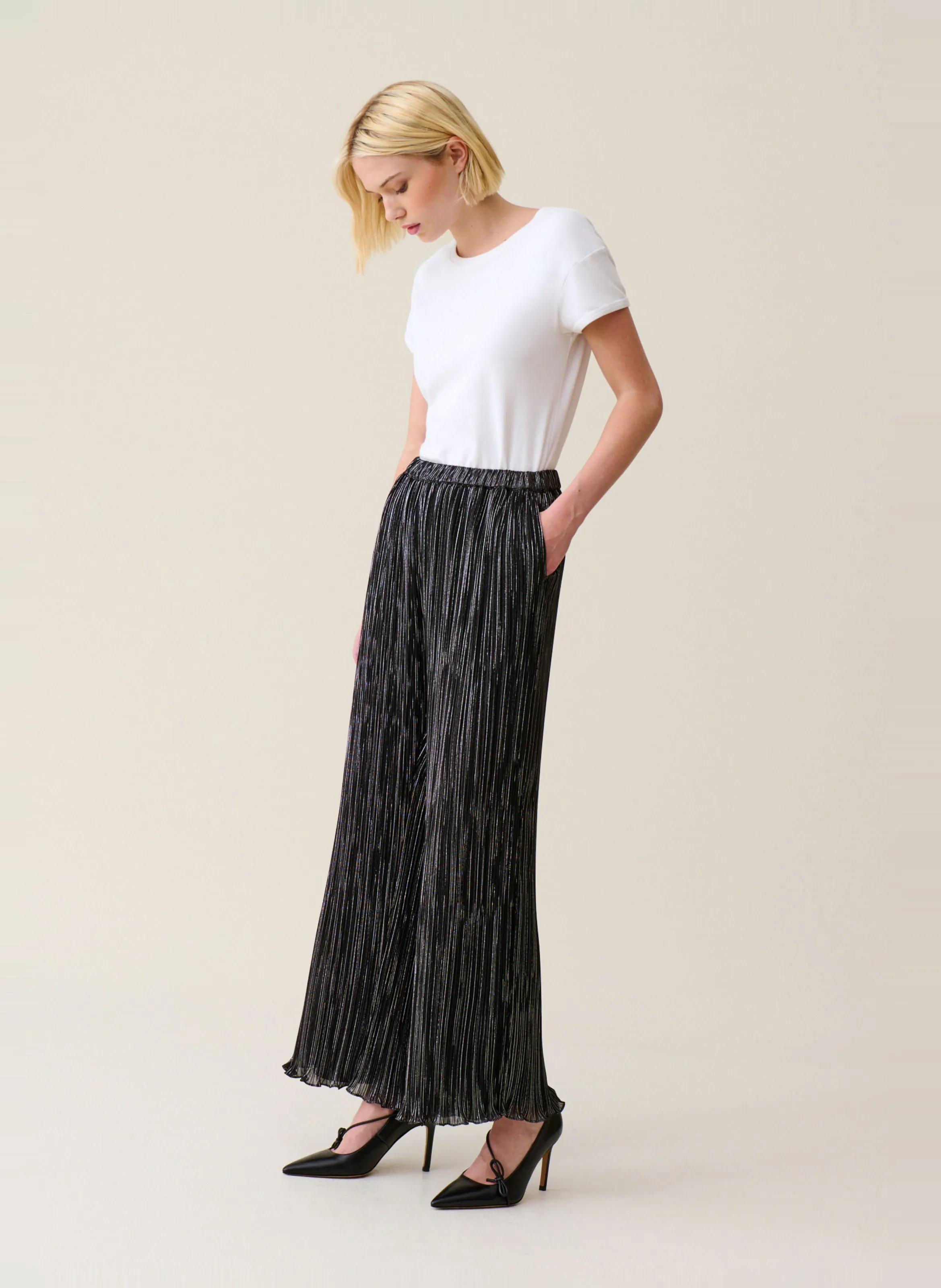 Pantalón ancho plisado en negro