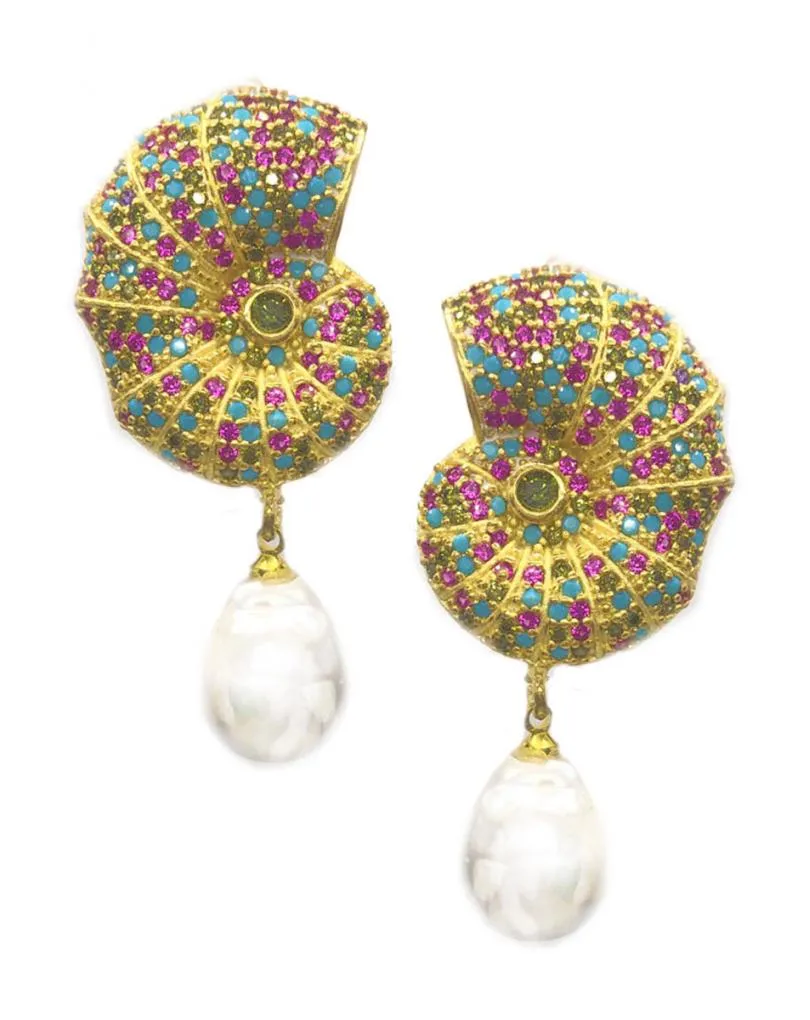 PENDIENTES DE ALTA BISUTERÍA CON CARACOLA EN CIRCONITAS AZULES Y FUCSIAS Y PERLA BARROCA