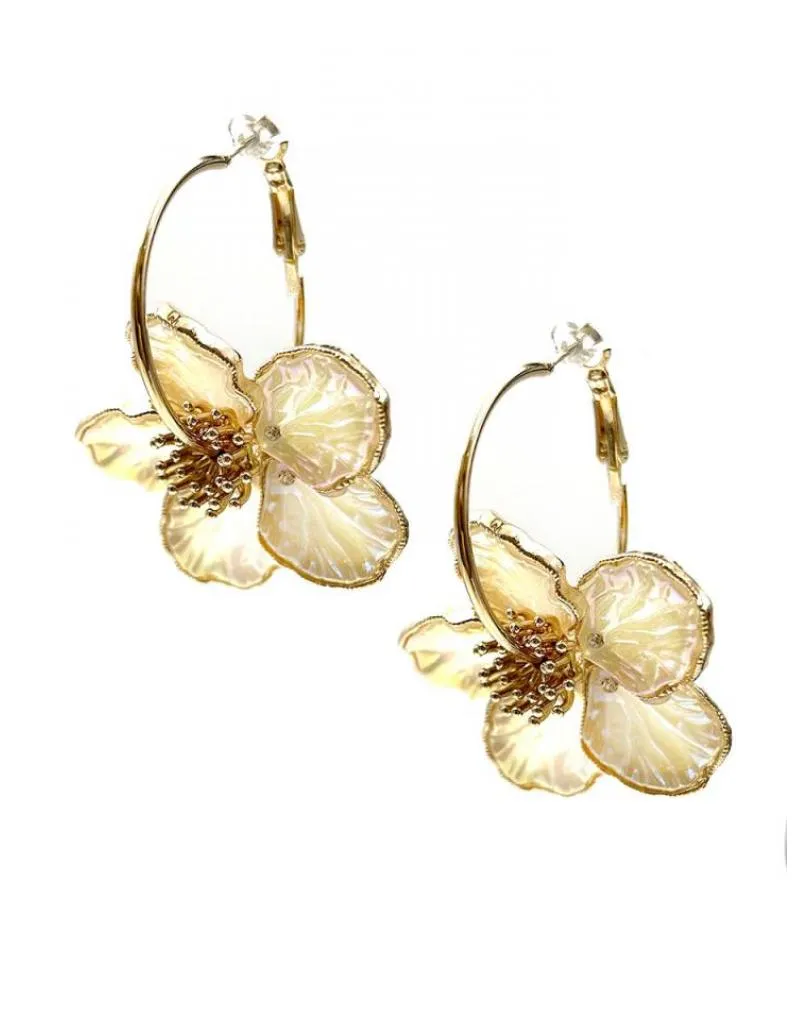 PENDIENTES DE AROS DORADOS Y FLORES VISTOSAS BLANCAS