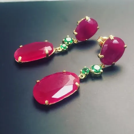 Pendientes Plata chapada con Rubí hidrotermal y Zirconitas verdes