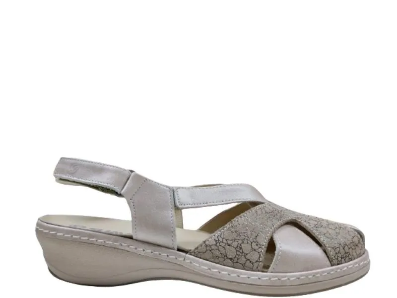 SANDALIA CANGREJERA SUAVE BY LEYLAND EN COLOR BEIGE 3032