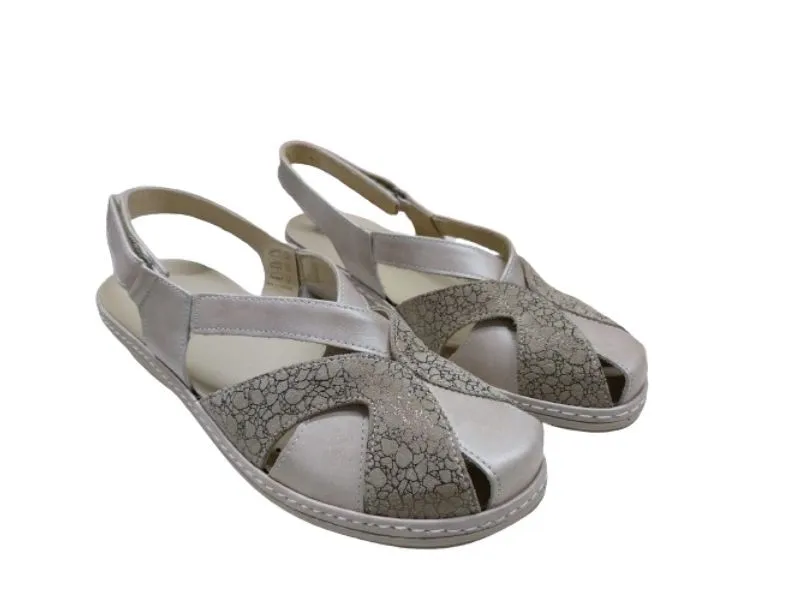 SANDALIA CANGREJERA SUAVE BY LEYLAND EN COLOR BEIGE 3032