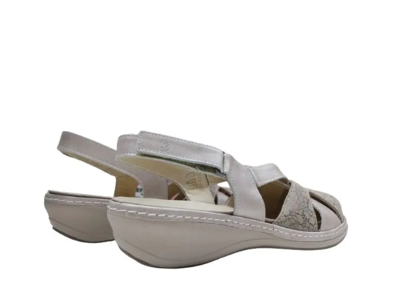 SANDALIA CANGREJERA SUAVE BY LEYLAND EN COLOR BEIGE 3032