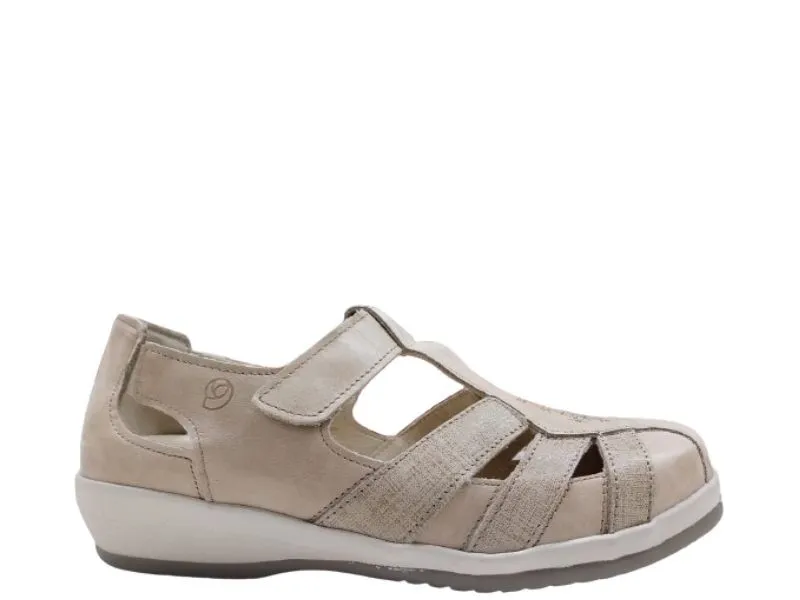 SANDALIA CERRADA ANCHO ESPECIAL SUAVE BY LEYLAND EN COLOR TOSTADO 3103