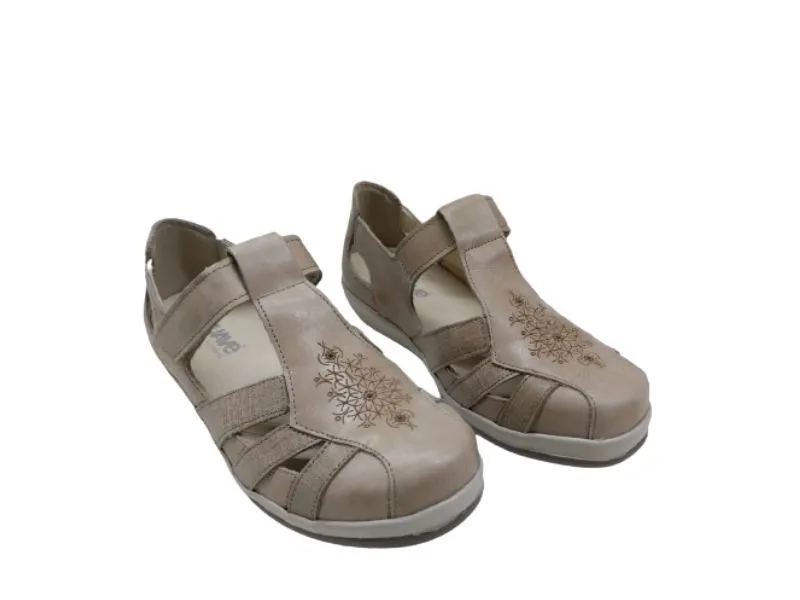 SANDALIA CERRADA ANCHO ESPECIAL SUAVE BY LEYLAND EN COLOR TOSTADO 3103