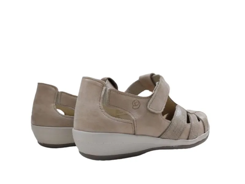 SANDALIA CERRADA ANCHO ESPECIAL SUAVE BY LEYLAND EN COLOR TOSTADO 3103