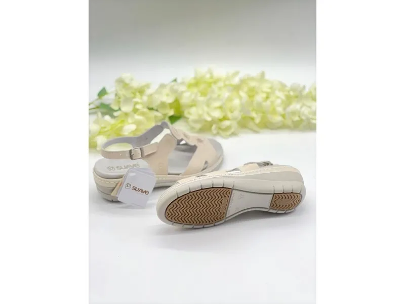 SANDALIA DE PIEL CON CUÑA 3251 SUAVE BY LEYLAND EN COLOR BEIGE O AMARILLO