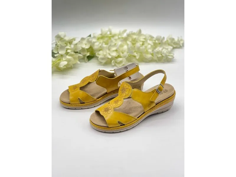 SANDALIA DE PIEL CON CUÑA 3251 SUAVE BY LEYLAND EN COLOR BEIGE O AMARILLO