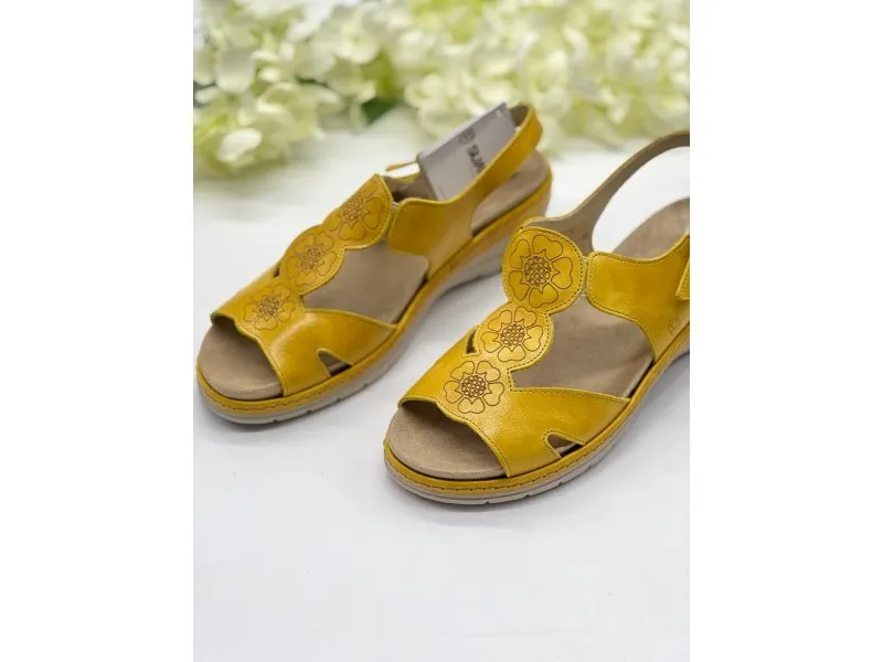 SANDALIA DE PIEL CON CUÑA 3251 SUAVE BY LEYLAND EN COLOR BEIGE O AMARILLO