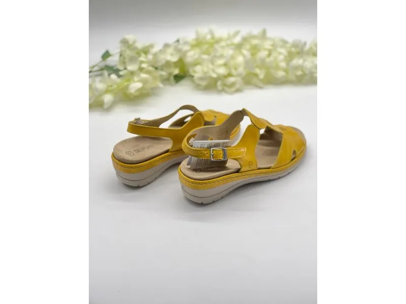 SANDALIA DE PIEL CON CUÑA 3251 SUAVE BY LEYLAND EN COLOR BEIGE O AMARILLO