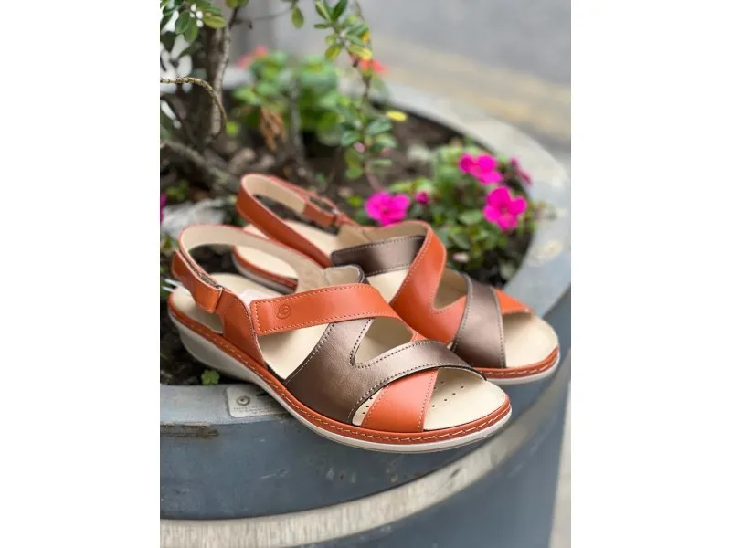 SANDALIA DE PIEL CON CUÑITA BAJA 3013 SUAVE BY LEYLAND EN COLOR NARANJA