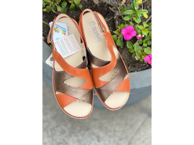 SANDALIA DE PIEL CON CUÑITA BAJA 3013 SUAVE BY LEYLAND EN COLOR NARANJA