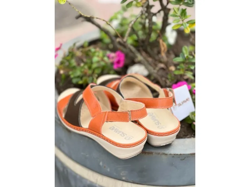 SANDALIA DE PIEL CON CUÑITA BAJA 3013 SUAVE BY LEYLAND EN COLOR NARANJA