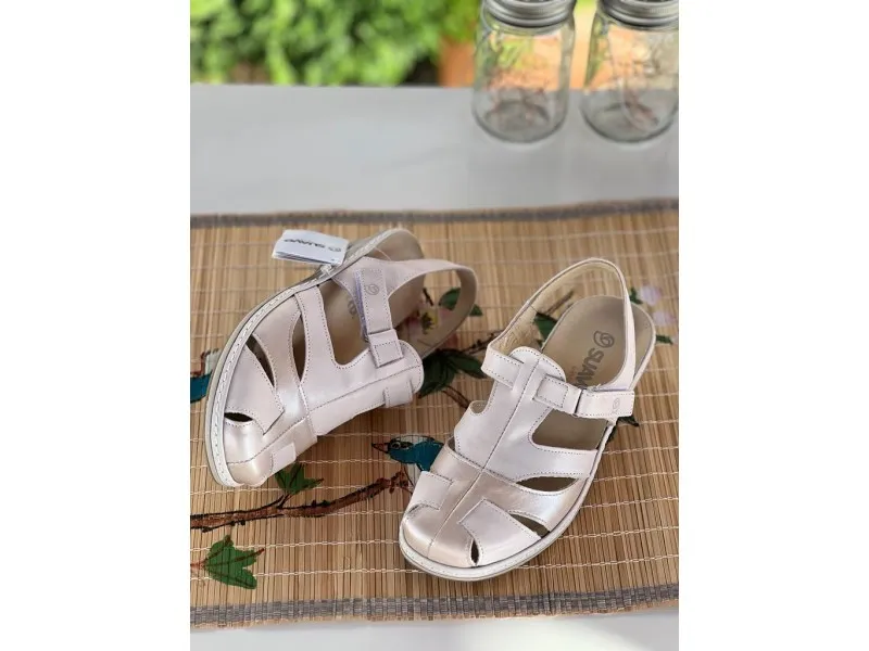SANDALIA DE PUNTA CERRADA 3017 SUAVE BY LEYLAND EN COLOR AZULO BEIGE