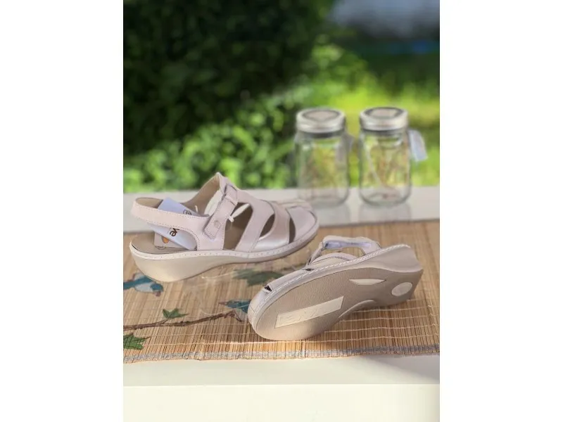 SANDALIA DE PUNTA CERRADA 3017 SUAVE BY LEYLAND EN COLOR AZULO BEIGE