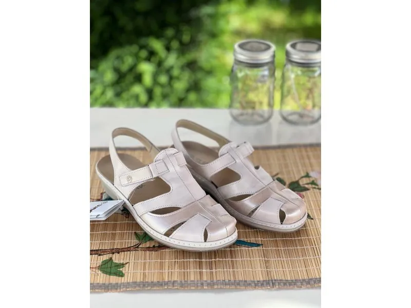 SANDALIA DE PUNTA CERRADA 3017 SUAVE BY LEYLAND EN COLOR AZULO BEIGE