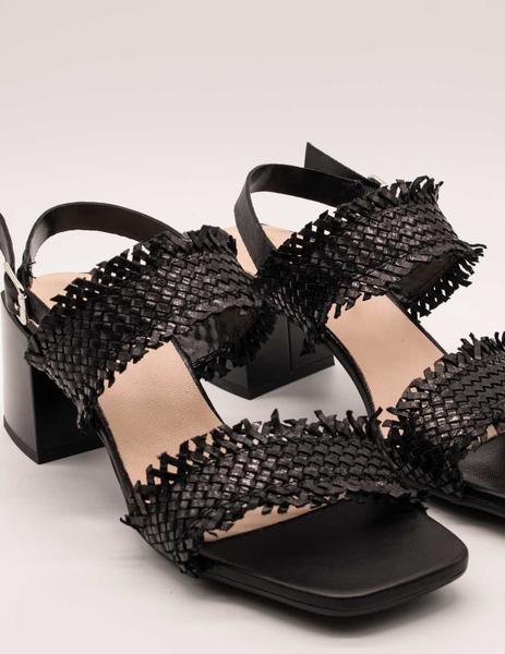 Sandalia Kess 21061 trenzado negro de mujer.