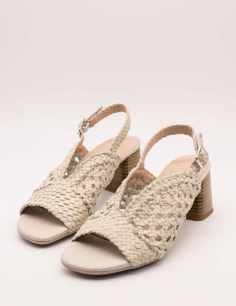 Sandalia Kess 21173 trenzado marfil de mujer.