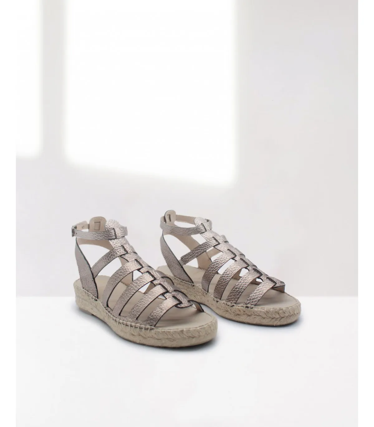 Sandalia para mujer en color metalizado acero