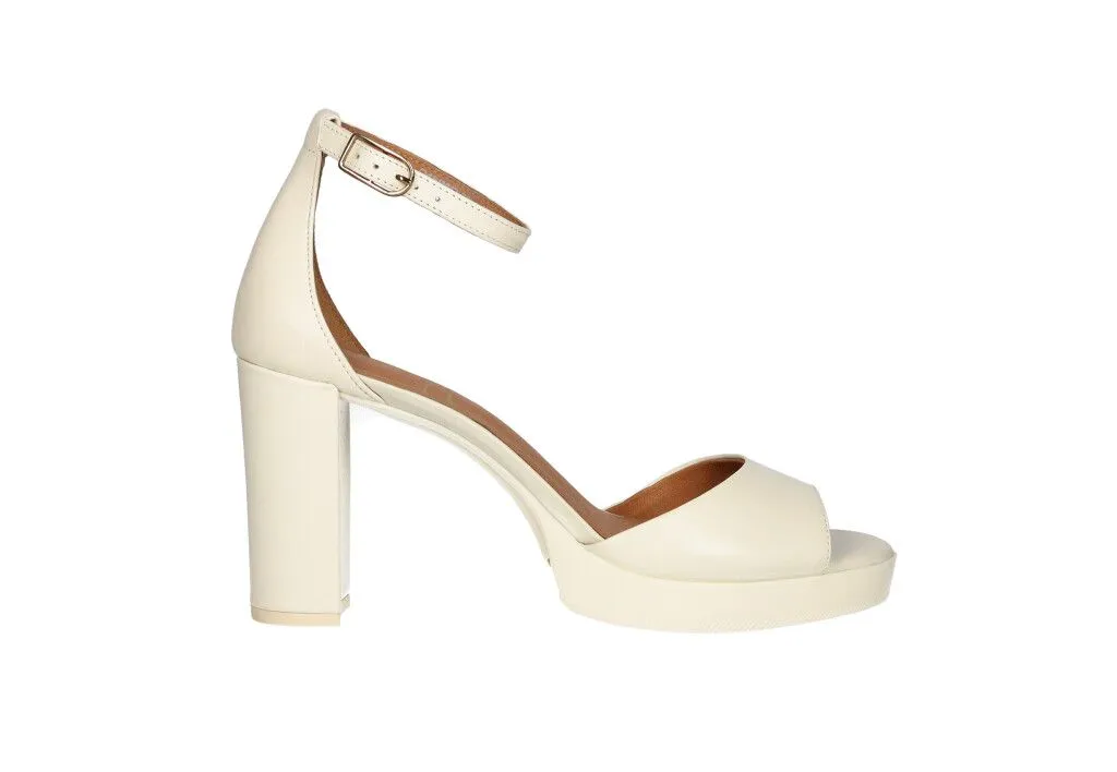 Sandalia Piel Beige Talon Cerrado Pulsera Tacon Alto y Plataforma