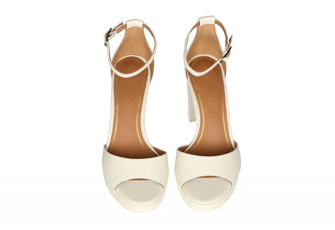 Sandalia Piel Beige Talon Cerrado Pulsera Tacon Alto y Plataforma