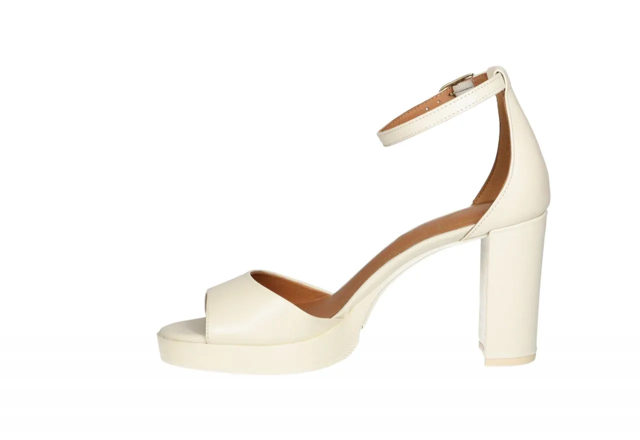Sandalia Piel Beige Talon Cerrado Pulsera Tacon Alto y Plataforma