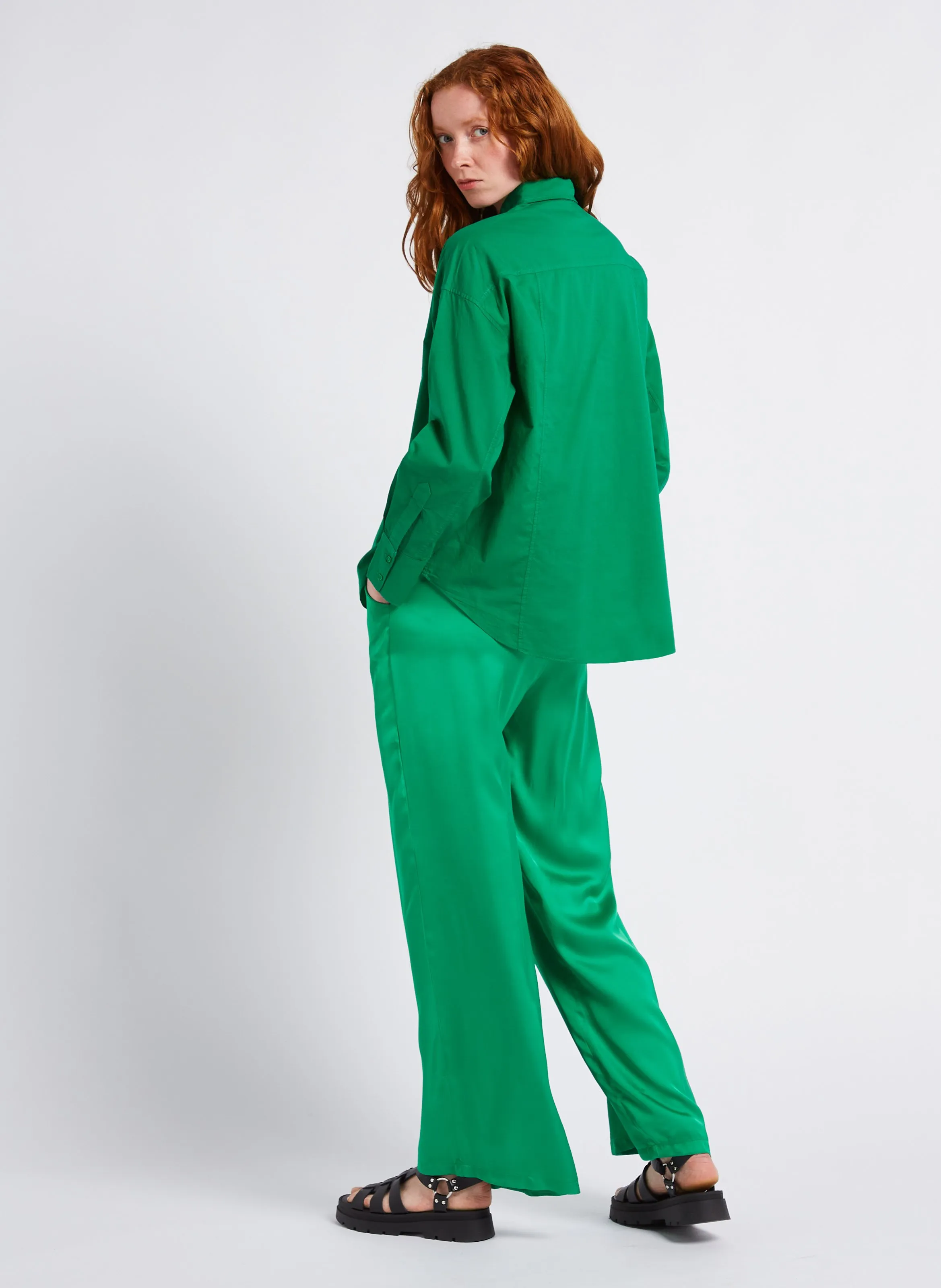 SUD EXPRESS PAROCKY  PANTALóN ANCHO SATINADO EN VERDE