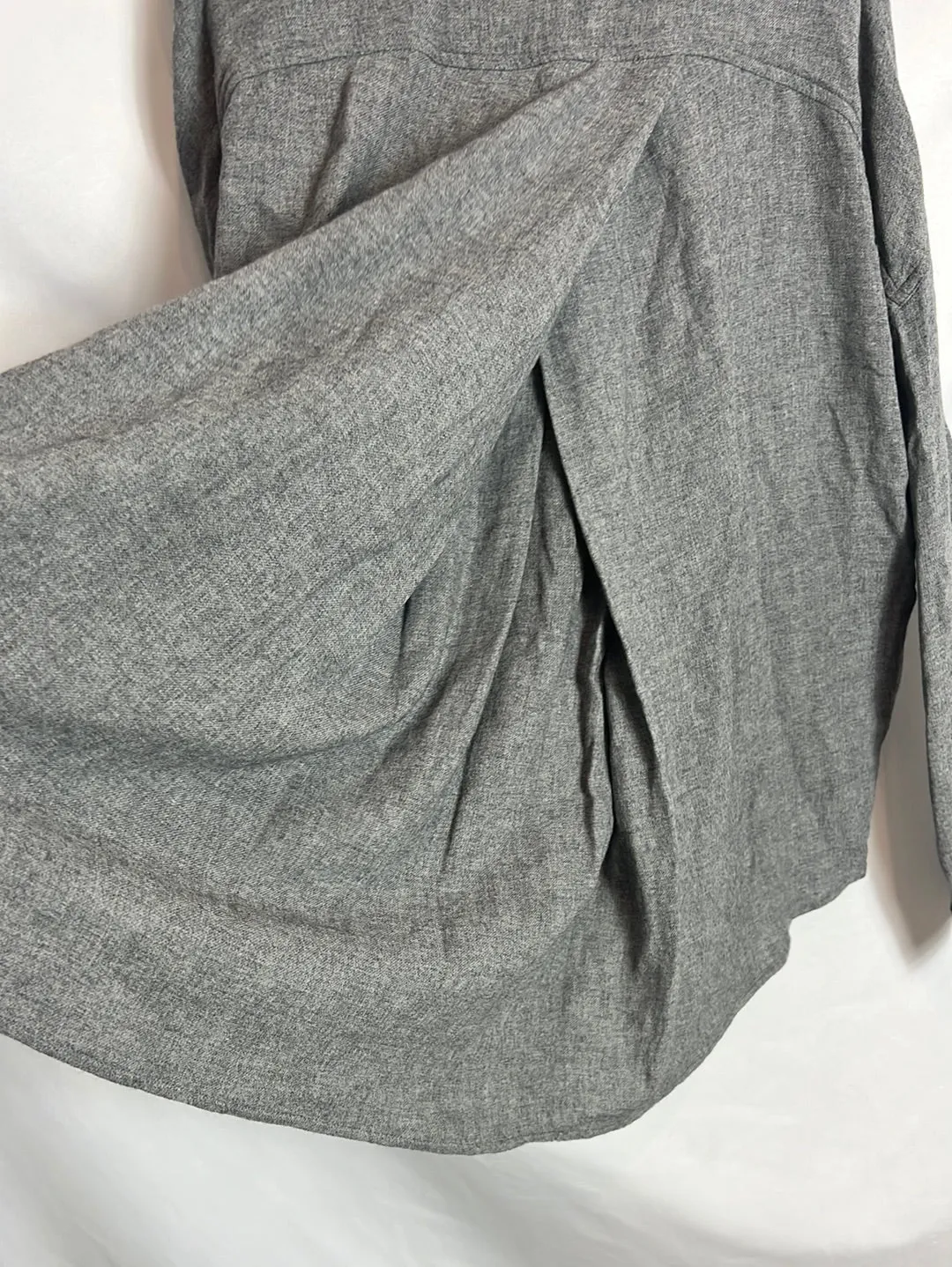 TCN. Camisa gris jaspeada textura. T S