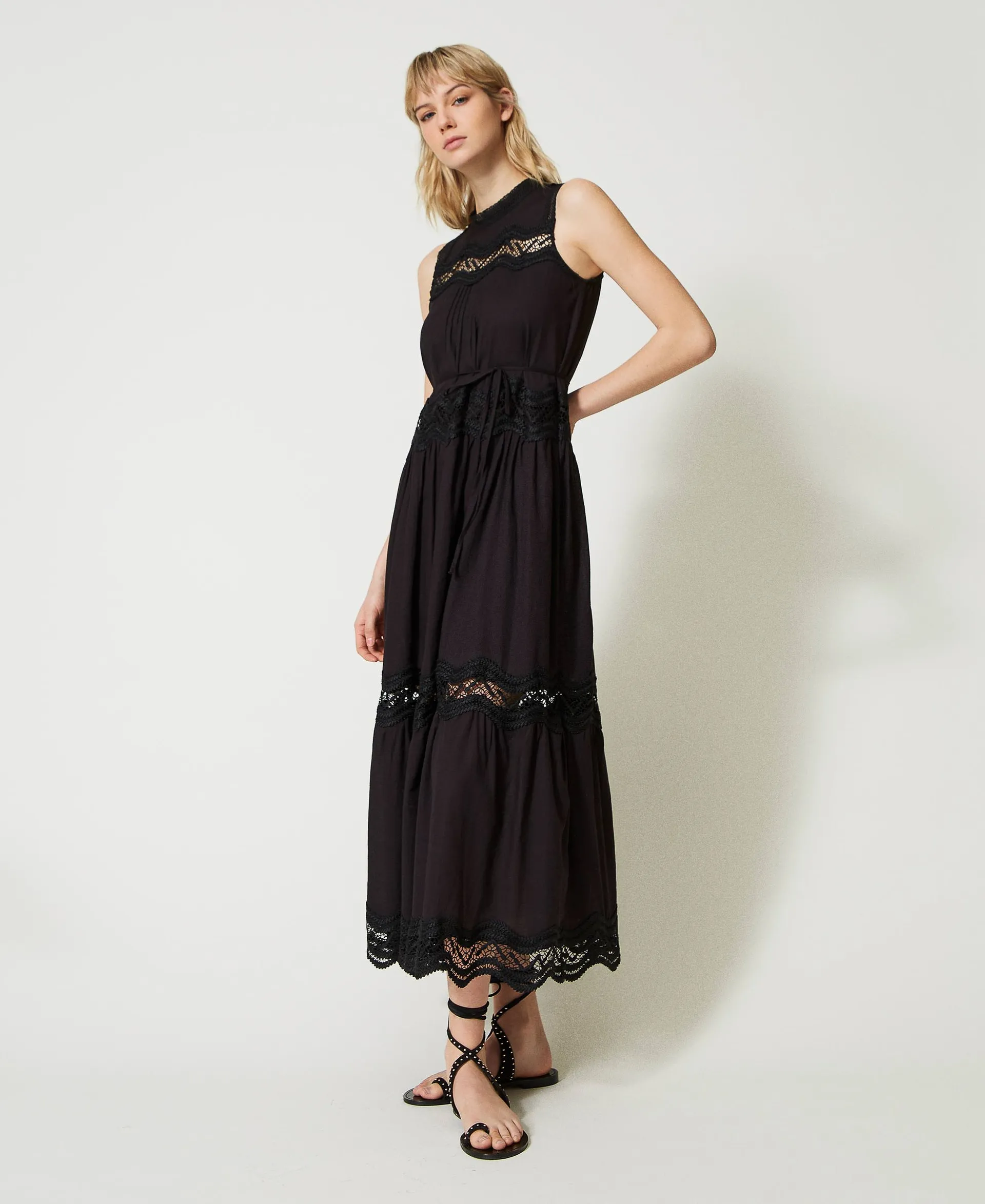 Vestido largo de crepé y encaje