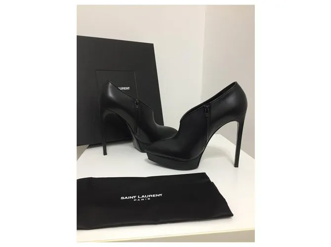 Yves Saint Laurent Botines de cuero Negro 