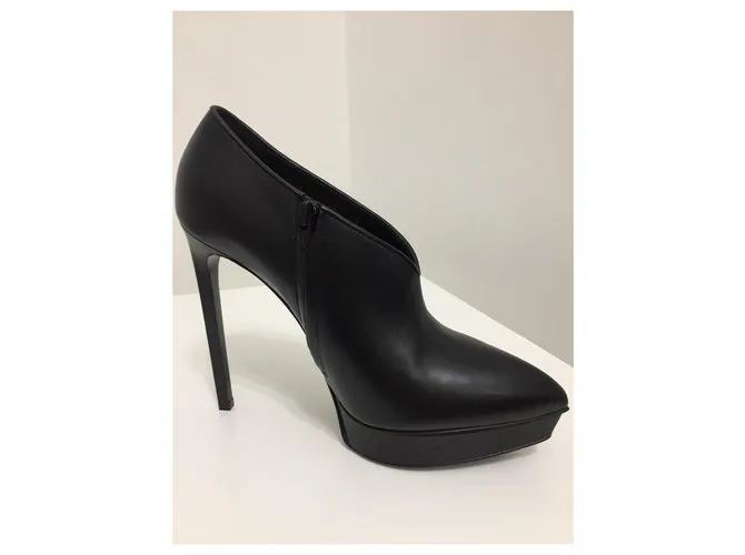 Yves Saint Laurent Botines de cuero Negro 