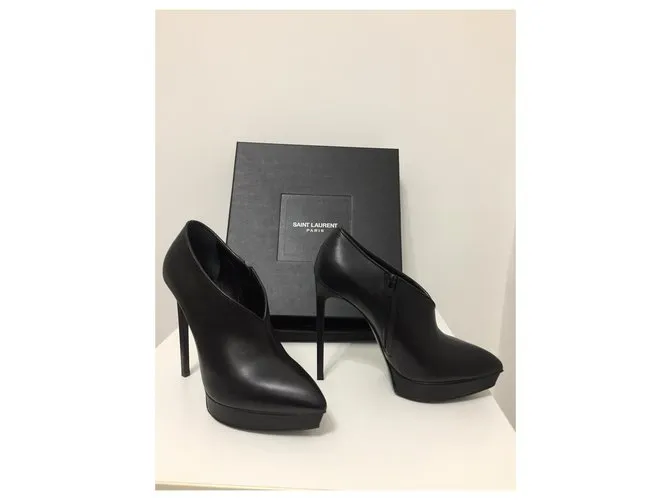 Yves Saint Laurent Botines de cuero Negro 