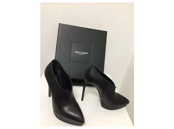 Yves Saint Laurent Botines de cuero Negro 