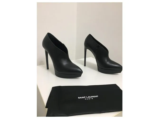 Yves Saint Laurent Botines de cuero Negro 