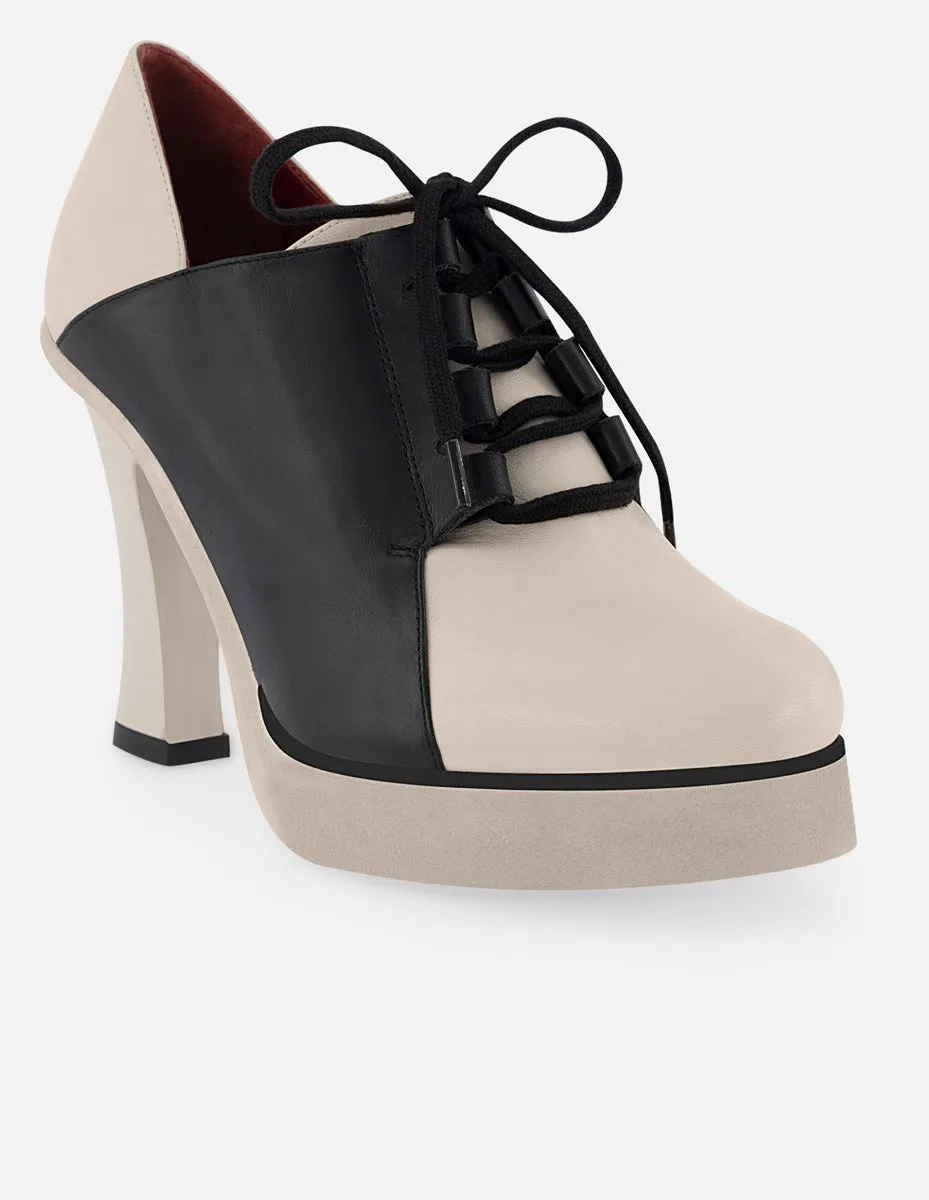 Zapato abotinado de piel para mujer en contraste color negro y blanco