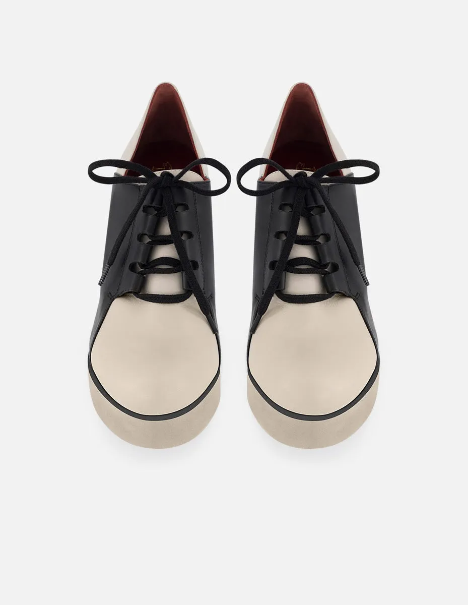 Zapato abotinado de piel para mujer en contraste color negro y blanco
