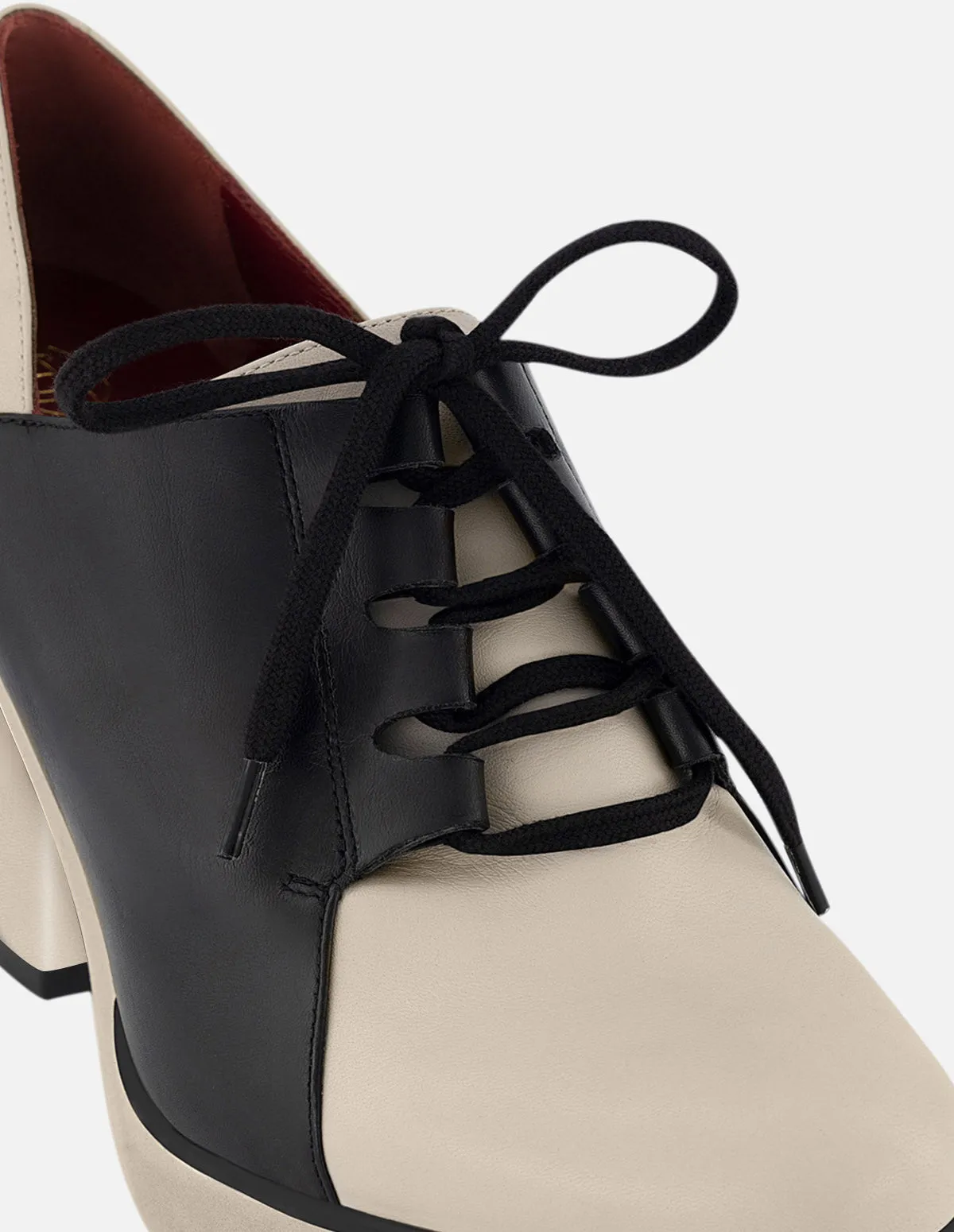 Zapato abotinado de piel para mujer en contraste color negro y blanco