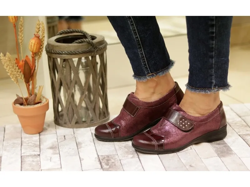 ZAPATO CON VELCRO 3810 SUAVE BY LEYLAND EN COLOR BURDEOS O NEGRO
