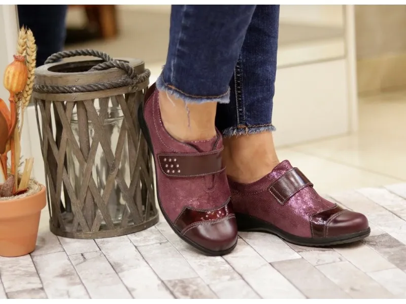 ZAPATO CON VELCRO 3810 SUAVE BY LEYLAND EN COLOR BURDEOS O NEGRO