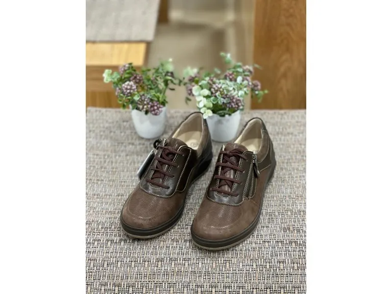 ZAPATO DE PIEL CON CUÑA BAJA 3414 SUAVE BY LEYLAND EN COLOR MARRÓN