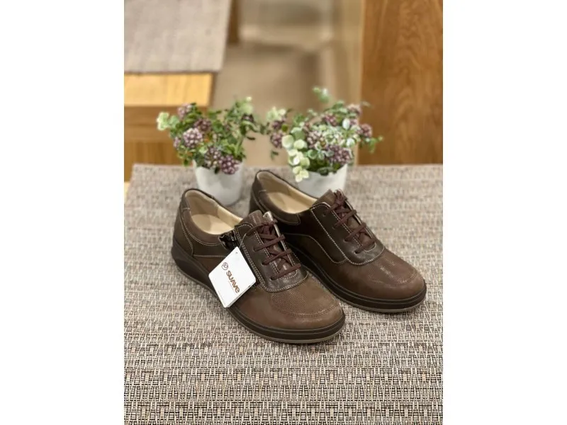 ZAPATO DE PIEL CON CUÑA BAJA 3414 SUAVE BY LEYLAND EN COLOR MARRÓN