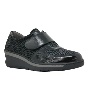 Zapato en piel negra con cierre en velcro para señora