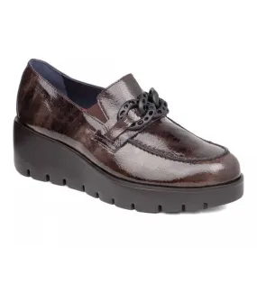 Zapato mocasín para mujer con detalle de cadenas