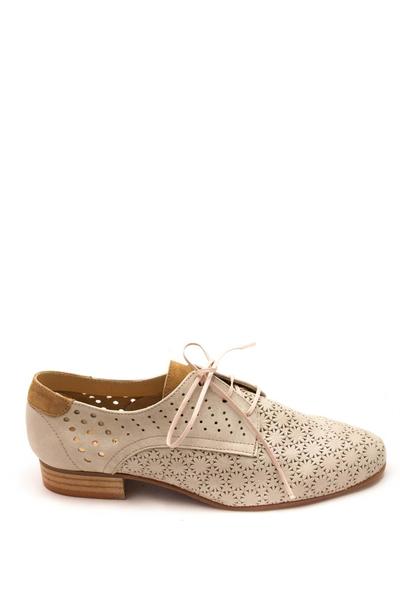 zapato salonissimos calado en beis