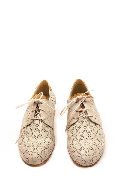 zapato salonissimos calado en beis