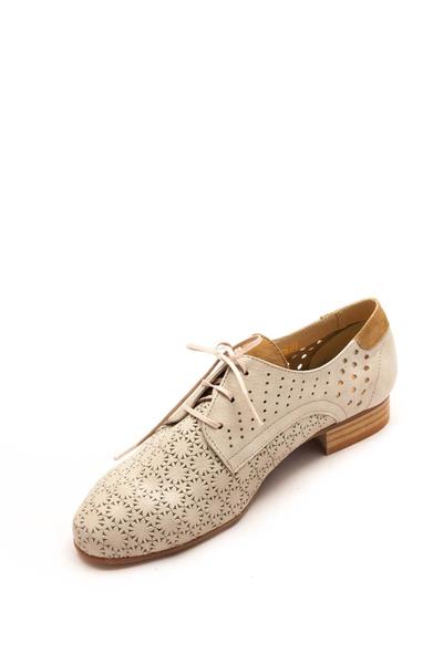 zapato salonissimos calado en beis