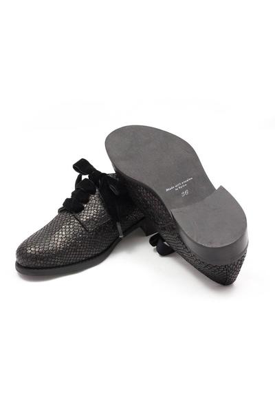 zapato salonissimos cordon grabado en negro
