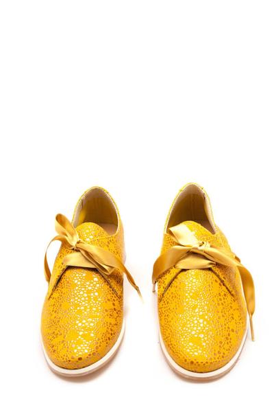 zapato salonissimos cordones en amarillo